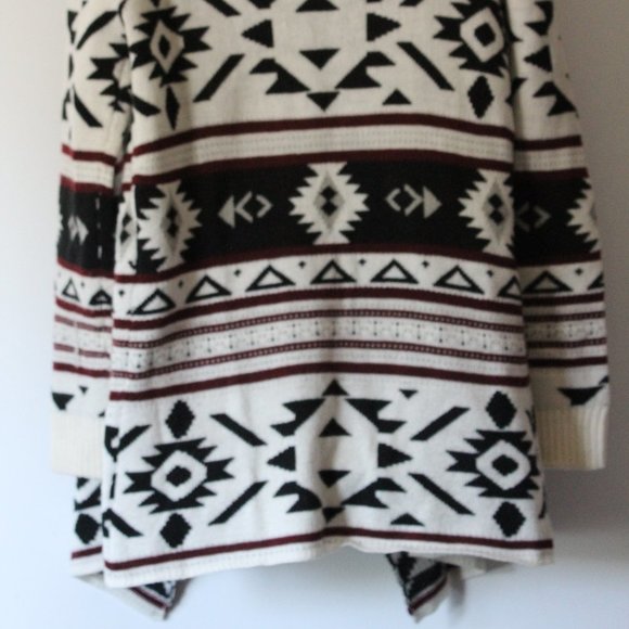 Bobeau Aztec Printed Sweater - Picture 6 of 6